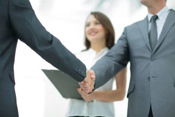 オフィスで同僚と握手するビジネスマン — ストック写真