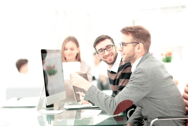 Mitarbeiterfoto im sonnigen Büro — Stockfoto