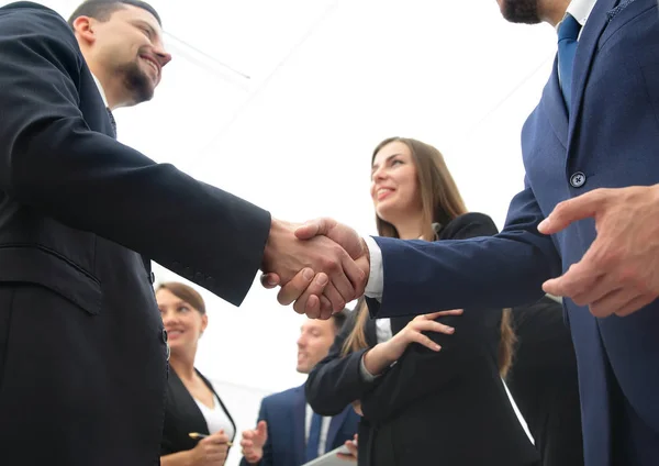 Stor grupp av multietniskt affärsmän att göra handslag — Stockfoto