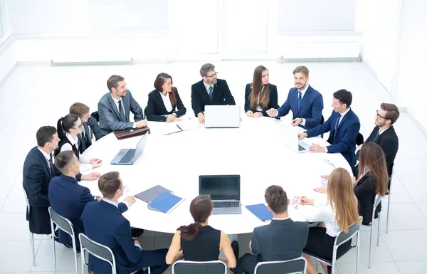 Discussão de mesa redonda na convenção de negócios e apresentação . — Fotografia de Stock