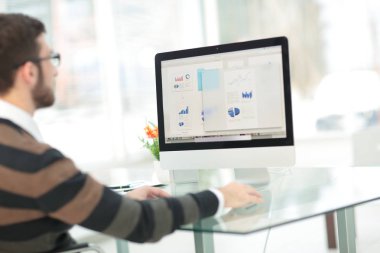 Bilgisayarda çalışan genç adam. Modern ofis. İş proje