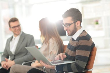 İş ekibi Office işçisi kavramı çalışıyor