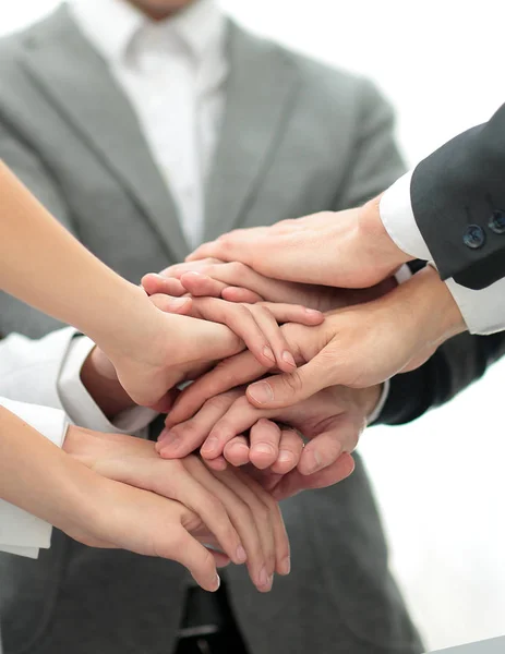 Close-up de parceiros de negócios fazendo pilha de mãos na reunião — Fotografia de Stock