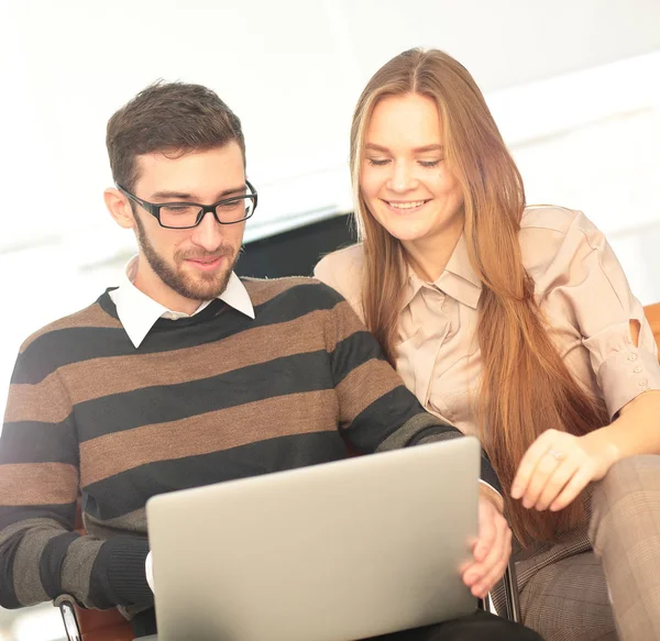 Proceso de trabajo, equipo de negocios trabajando en una oficina moderna — Foto de Stock