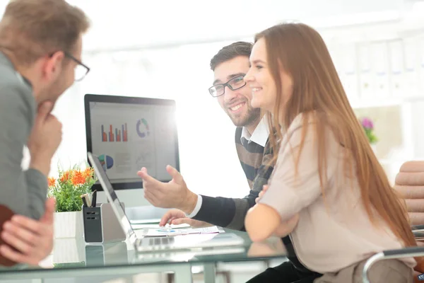 Närbild foto unga företagsledare arbetar med nya start p — Stockfoto