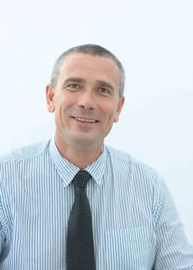 gömlek gülümseyen ve kendinden emin olgun işadamı portresi