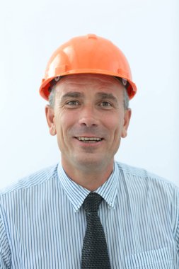 Turuncu kask ve olumlu bir tutum içinde deneyimli mühendis