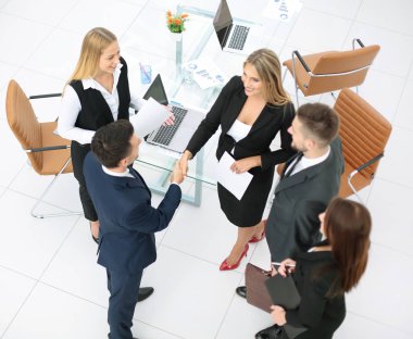 İş ortağı ile karşılıklı birbirlerini tebrik