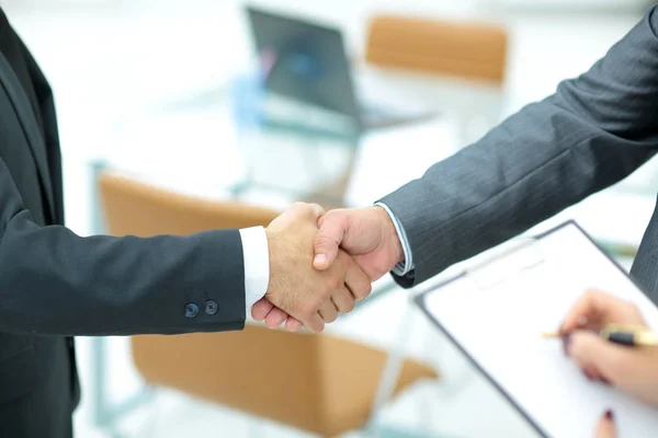 Sukces handshake mężczyzn biznesu w środowisku pracy — Zdjęcie stockowe