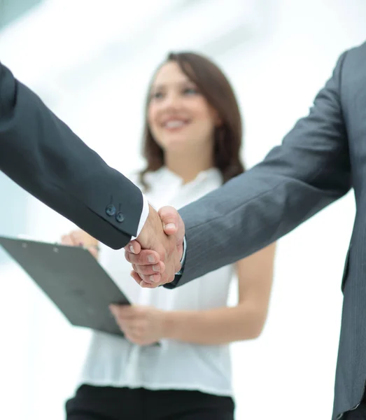 Handshake av två affärsmän i bakgrunden assistenterna med d — Stockfoto