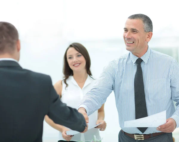 Homem de negócios aperto de mão com o cliente no escritório depois de assinar agr — Fotografia de Stock