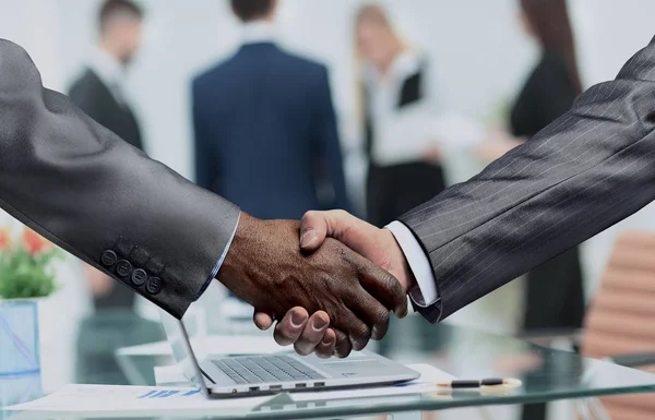 Рукостискання ділових партнерів. успішна і вигідна угода — стокове фото
