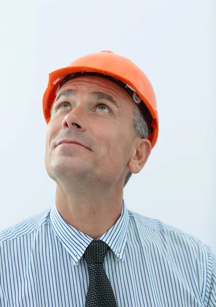 Retrato de ingeniero en casco naranja mirando hacia arriba —  Fotos de Stock