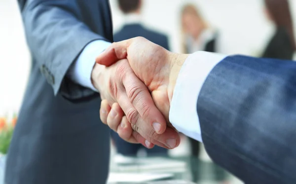 Conceito de cooperação. handshake empresário convida a cooperar — Fotografia de Stock