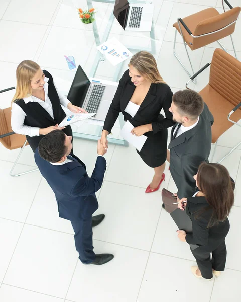 Equipe de busines bem sucedida fazendo aperto de mão em um escritório moderno — Fotografia de Stock
