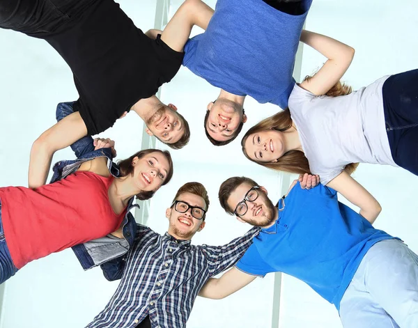 Vista de ángulo bajo de hombres y mujeres felices de pie juntos en un círculo — Foto de Stock