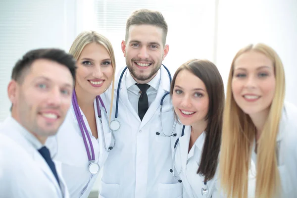 Sorrindo equipe de médicos no hospital fazendo selfie — Fotografia de Stock