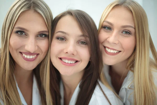 Médicas bonitas estão fazendo selfie e sorrindo — Fotografia de Stock