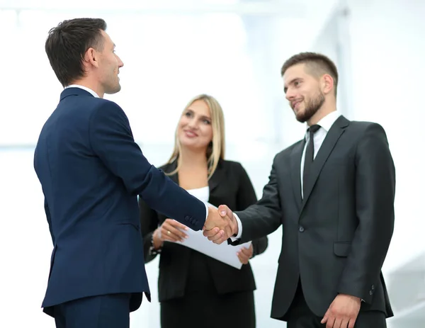 Stretta di mano per siglare un accordo dopo una riunione di assunzione di lavoro in un di — Foto Stock