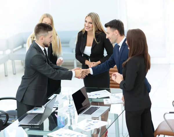 Zakenpartner begroeten elkaar met een handdruk — Stockfoto