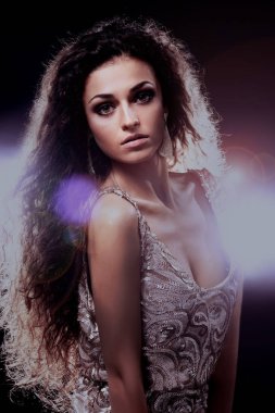 Genç dans eden kadın, arka plan üzerinde yanıp söner