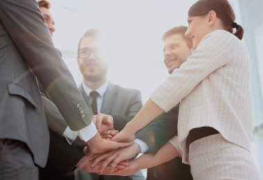 insanlar ellerini koyarak