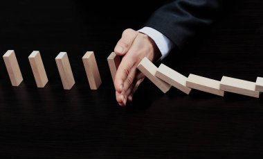 Erkek el ahşap blok bir kule yerleştirerek. planlama ve strateji kavramı