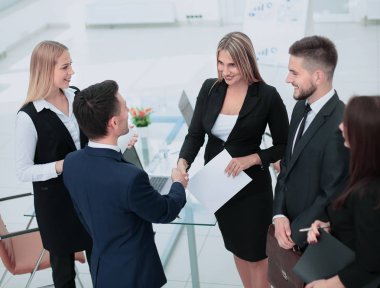 Businesss ve office kavramı - iki işadamları elinde sallayarak