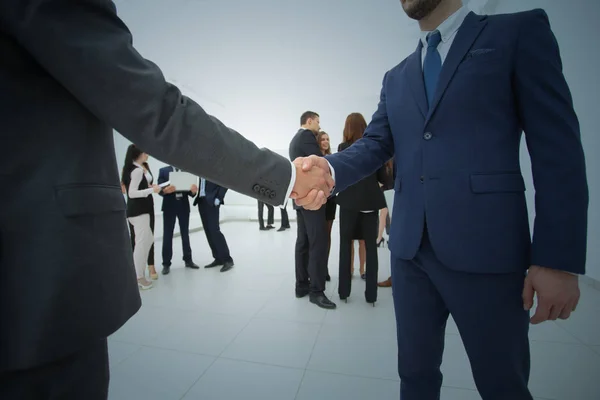 Geschäftsleute schütteln Hände, beenden ein Meeting — Stockfoto