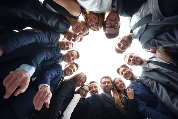 Gran grupo de colegasabrazado en un círculo, concepto fuerte ab — Foto de Stock