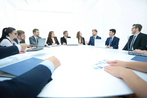 Mensen uit het bedrijfsleven luisteren naar presentatie op seminar — Stockfoto