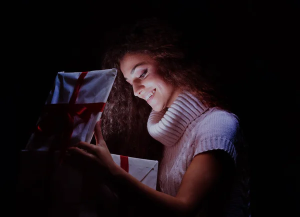 Bella donna in un con una scatola regalo su uno sfondo nero — Foto Stock