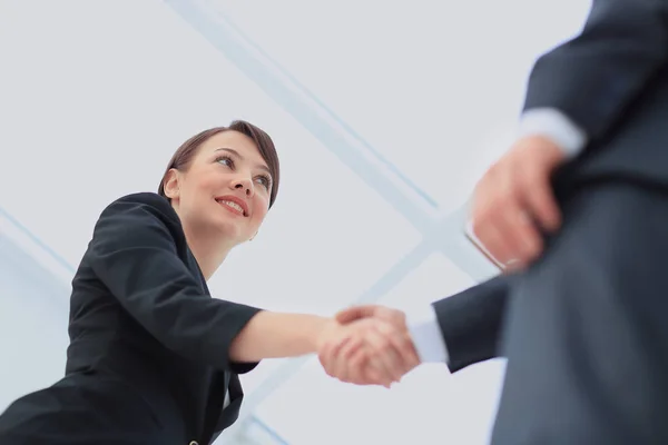 握手 2 つのプロフェッショナルなビジネス人々 — ストック写真