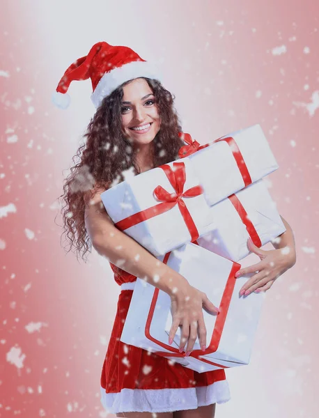 クリスマス サンタ女性の肖像画を保持のクリスマス プレゼント — ストック写真