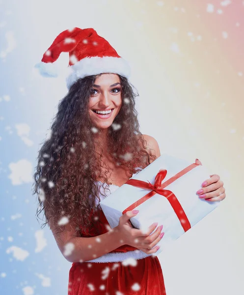 Christmas Santa kvinna stående hålla julklapp — Stockfoto