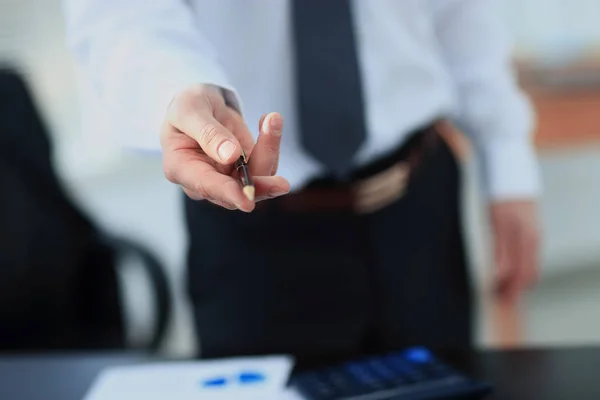 Empresario dando pluma para su firma en el portapapeles — Foto de Stock