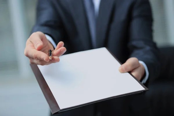 Affärsman ger penna för din signatur på Urklipp — Stockfoto
