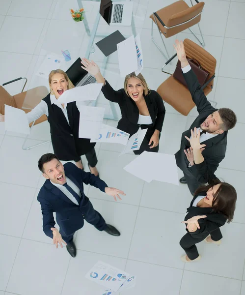 Zufriedene Geschäftsleute werfen die Dokumente in die Luft — Stockfoto