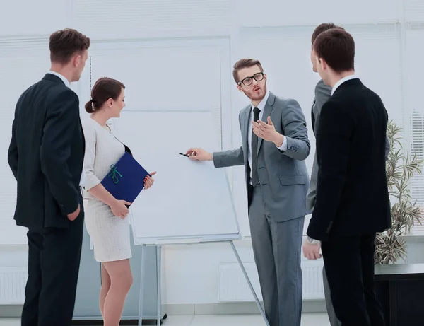 Zufriedene Geschäftsleute sprechen über Treffen im Büro — Stockfoto