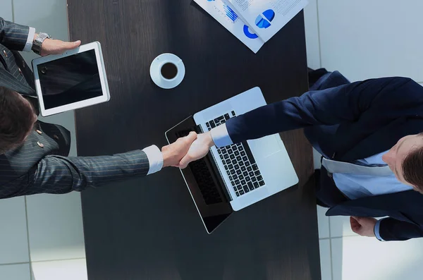 Empresarios dándose la mano. Vista superior — Foto de Stock