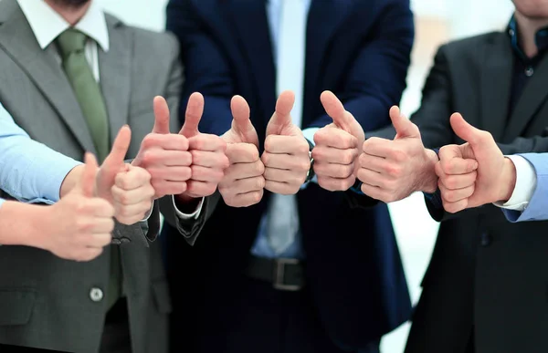 Close-up da equipe de negócios segurando os polegares para cima — Fotografia de Stock
