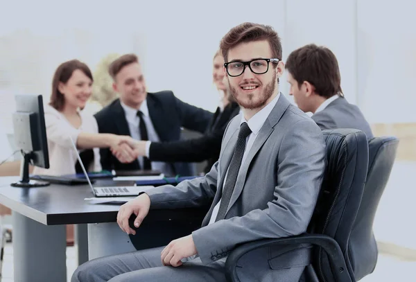 Portret van volwassen business man die lacht tijdens een vergadering met collega's op achtergrond — Stockfoto