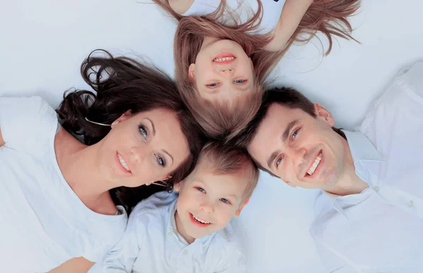 Rodina vleže na posteli doma — Stock fotografie