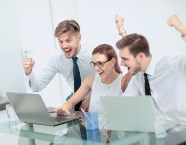 İş ekibi zaferi kollarını kaldırarak kutluyor.