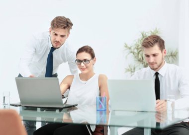 Başarılı iş adamları bir grup. İmporta tartışılması