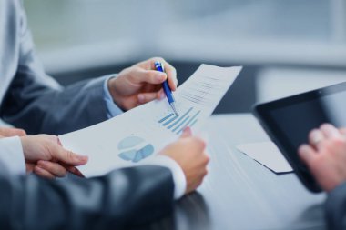 Toplantıda dijital tablet tutan işadamı