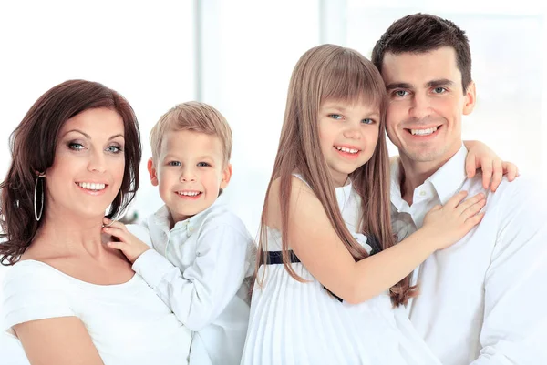 Bella famiglia felice isolato su uno sfondo bianco — Foto Stock