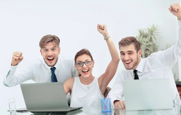 Team av tre arbetskollegor med armarna upp i celebrat — Stockfoto