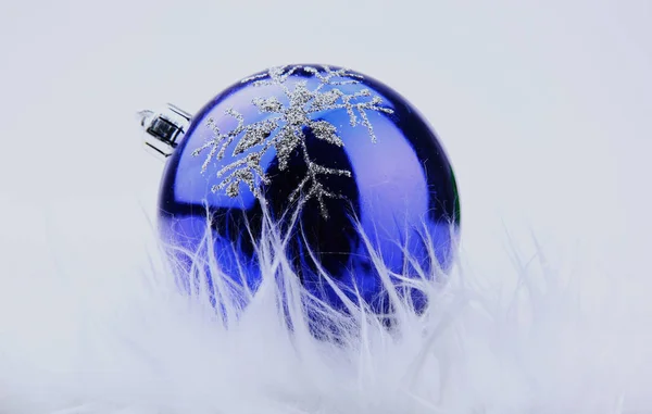 Ornamento di Natale blu su sfondo vacanza luminoso — Foto Stock