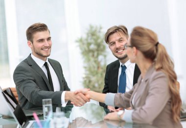 Güzel modern işkadını üstünde onun meslektaşları ile çalışan